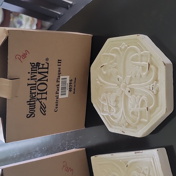 Central Park Plaques Set of 3 Wall Decor Distressed White- Southern Living@Home - Picture 6 of 15